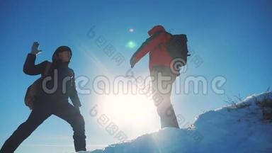 团队合作获奖者游客冬季雪商务旅行在山顶相遇。 两个背包徒步旅行的男人相遇